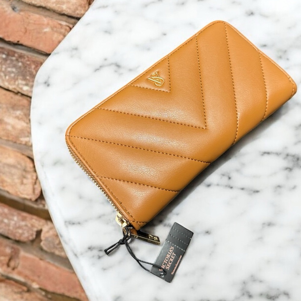 VICTORIA'S SECRET
Large Wallet with Zip